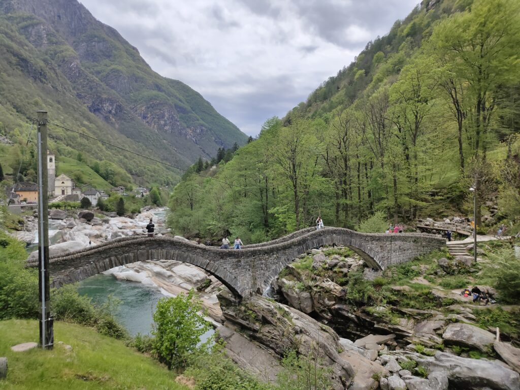 Brücke im Verzascatal